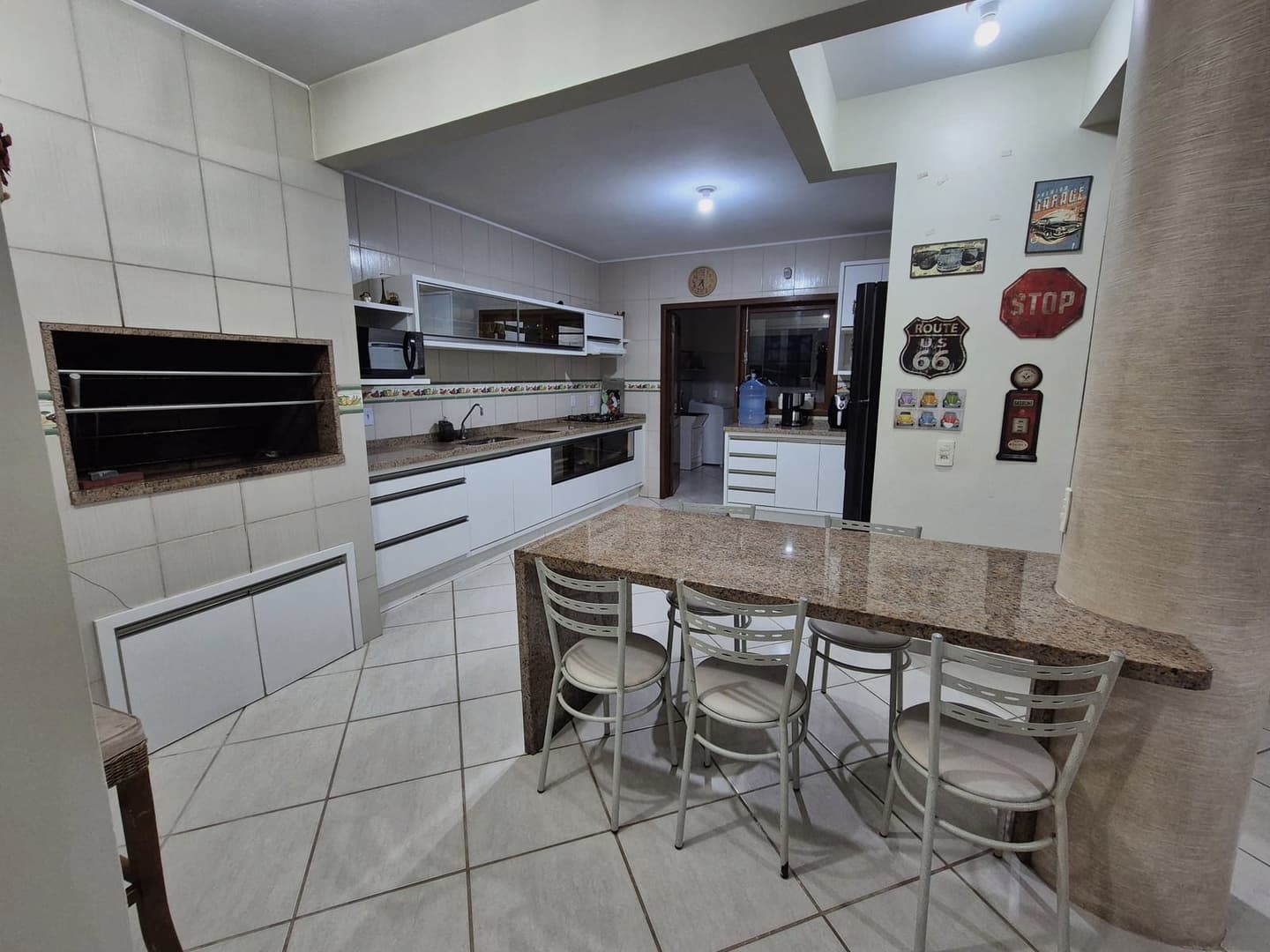 Cozinha equipada da casa, com fogão, geladeira e bancada