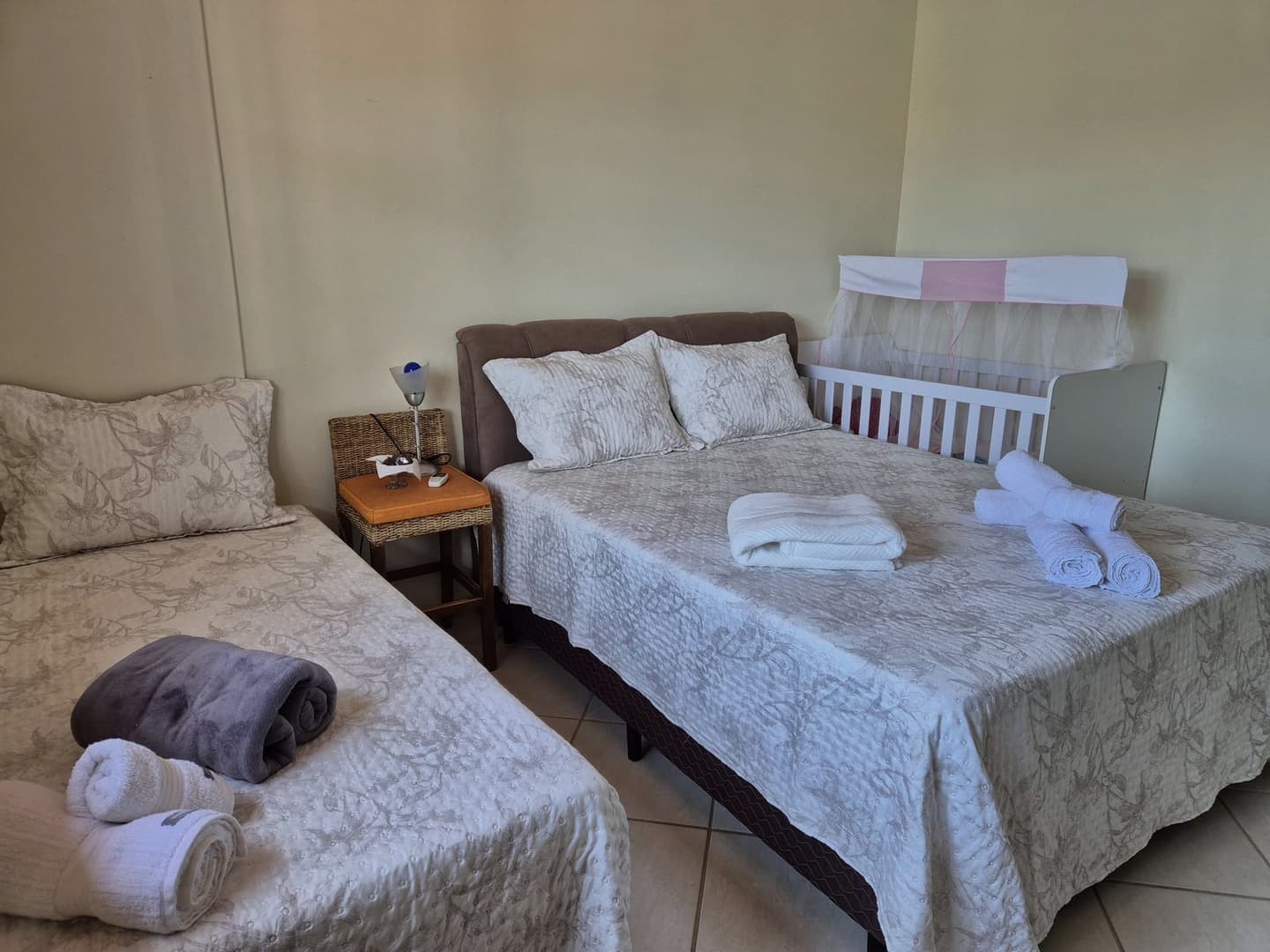 Quarto 3 com cama de casal, cama de solteiro e espaço para berço