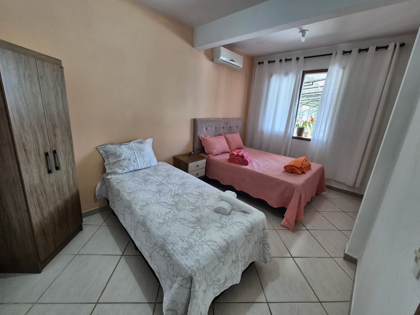 Quarto 4 com cama de casal e cama de solteiro